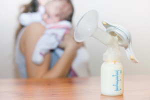 Consejos para congelar y refrigerar la leche materna extraída 