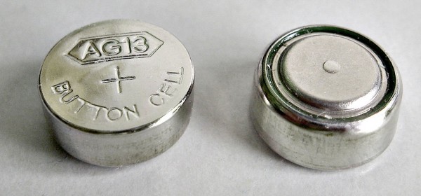 Las pilas de botón usadas se colocan con el contacto negativo hacia arriba.  baterías de gran tamaño. sobre fondo blanco.