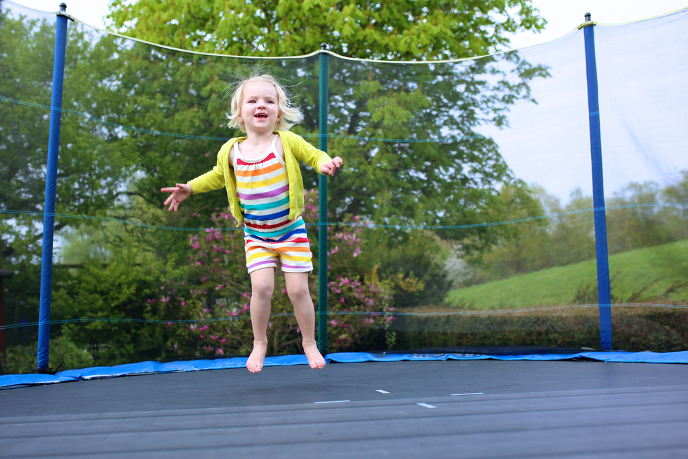 Por qué las camas elásticas de patio no son seguras para los niños -  Children's Health