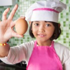 Niño con un huevo en la mano