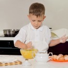 Niño cocinando un huevo