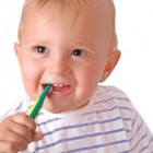 Bebé con un cepillo de dientes