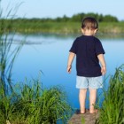 Niño cerca de un pantano