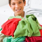 Niño recogiendo la ropa