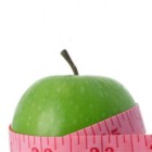 Manzana rodeada de una cinta métrica