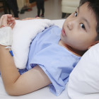 Niño en cama de hospital