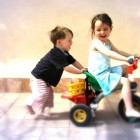 Niños en triciclo
