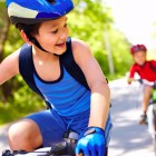 Niños montando en bicicleta