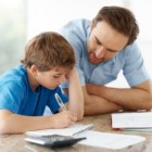 Padre ayudando a su hijo en las tareas escolares