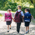 Niños caminando hacia el colegio