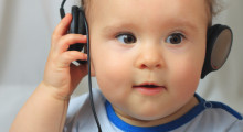 Niño escuchando con unos auriculares