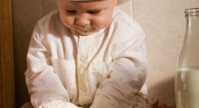 Niño jugando con harina