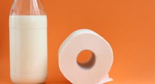 Botella de leche y rollo de papel higiénico