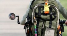 Niña en bicicleta con su mochila escolar