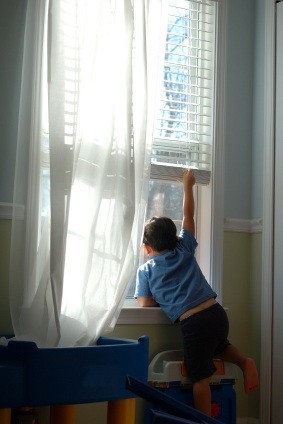 Niño junto a una ventana