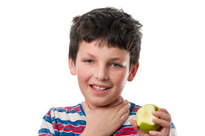 Niño atragantado con una manzana