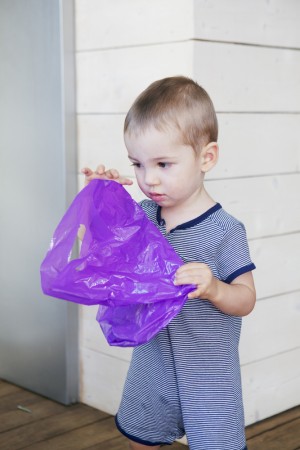 Niño jugando con bosa de plástico