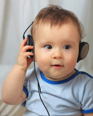Niño escuchando con unos auriculares