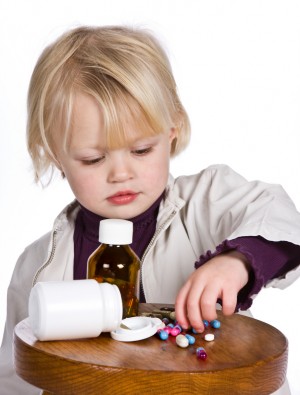 Niño jugando con medicamentos