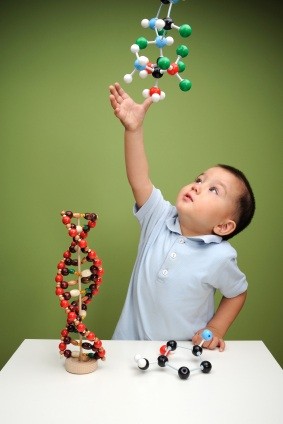 Niño jugando con moléculas