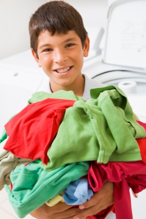 Niño recogiendo la ropa