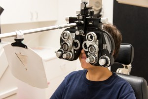 Niño en el oftalmólogo