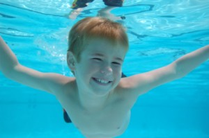 Niño buceando en una piscina