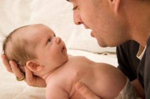 Un padre contemplando a su bebé