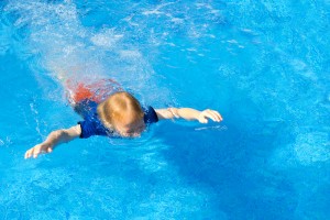 niño aprendiendo a nadar
