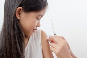 Niña recibiendo una vacuna