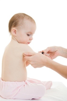 Lactante recibiendo una vacuna