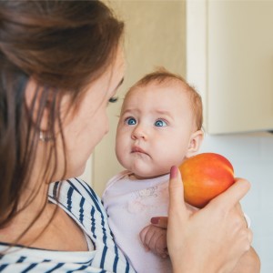 Bebé mirando a una manzana