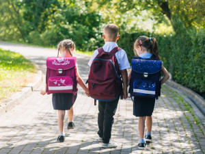Niños caminando hacia el colegio