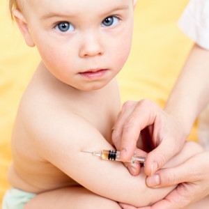 Niño recibiendo vacuna