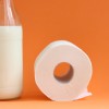 Botella de leche y rollo de papel higiénico