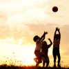 Niños jugando con una pelota