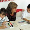 Niños pintando en el colegio