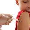 Niña recibiendo una vacuna en el hombro